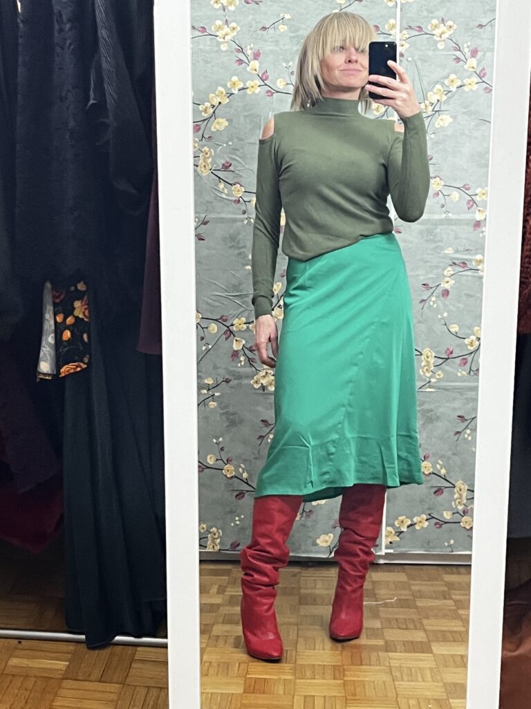 io indosso look in gradazione di verde con gonna smeraldo e maglia verde militare