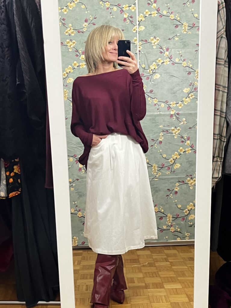io indosso gonna bianca, pullover bordeux e stivali bordeaux