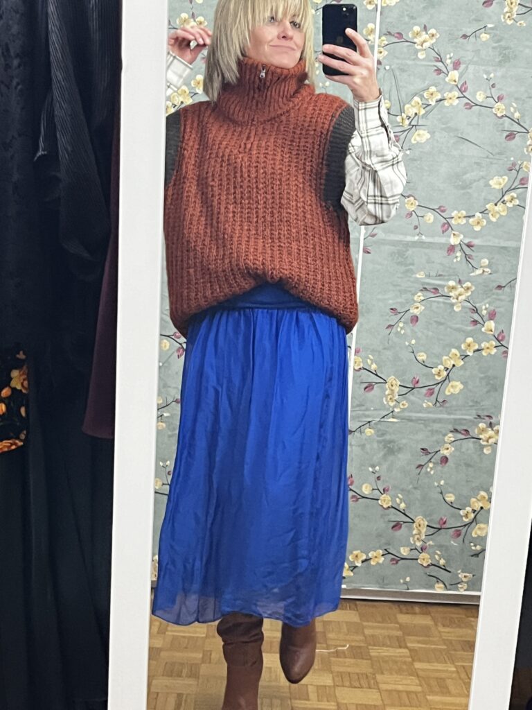 io indosso gonna blu elettrico, gilet marrone e camicia a schacchi con righe marroni