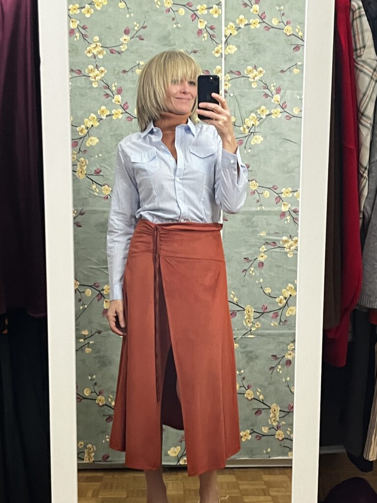 io indosso gonna ruggine, lupetto ruggine e sopra camicia a righe