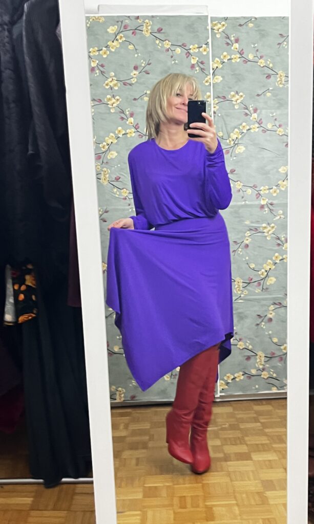 io indosso vestito viola con stivali rossi