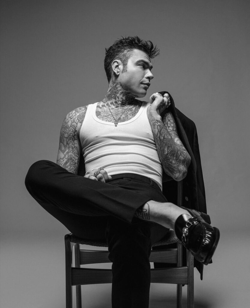 A differenza di chi è Joan Thiele, chi è fedez non se l'è chiesto nessuno, Qui in posa su una sedia in ua foto in bianco e nero