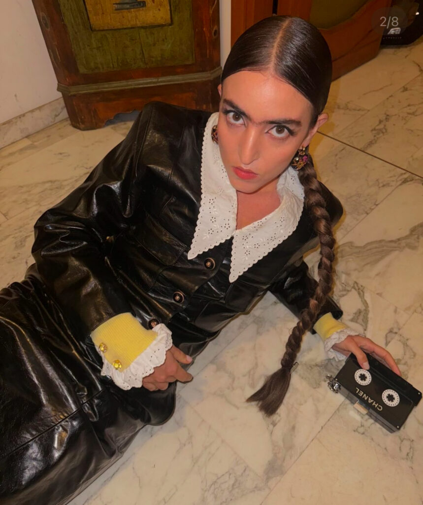 Joan Thiele in posa su una foto del suo instagram