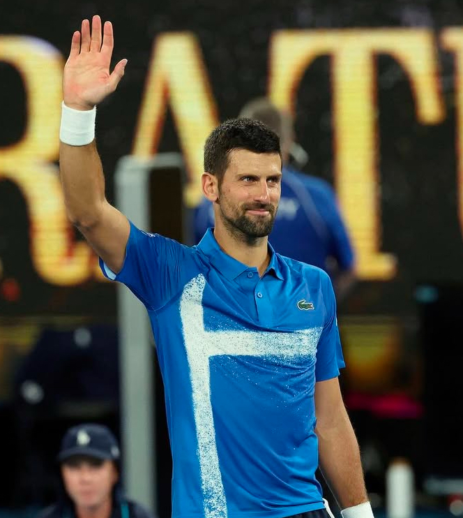 Outfit tennist: Djokovich indossa una maglia blu condue segni bianchi firmata Lacoste