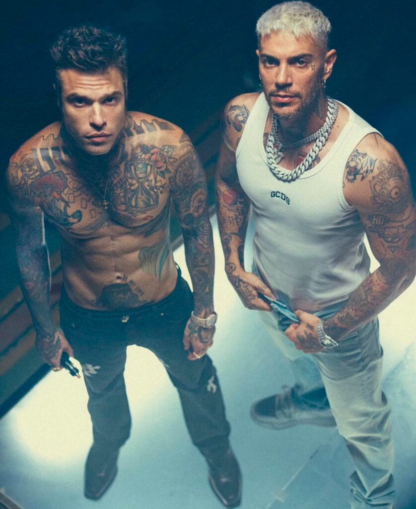 Sanremo ed emis killa in un frame del video di sexy shop. 