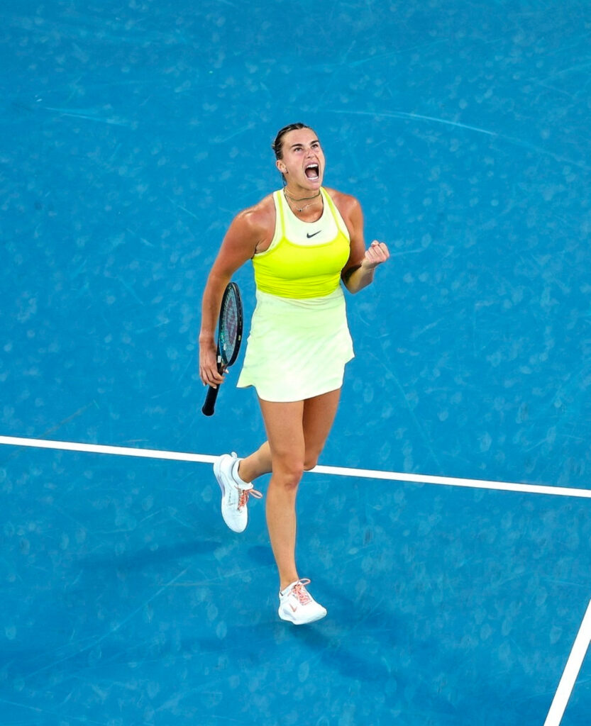 Outfit tennisti: aryna sabalenka con completino giallo chiaro e fosforescente della Nike