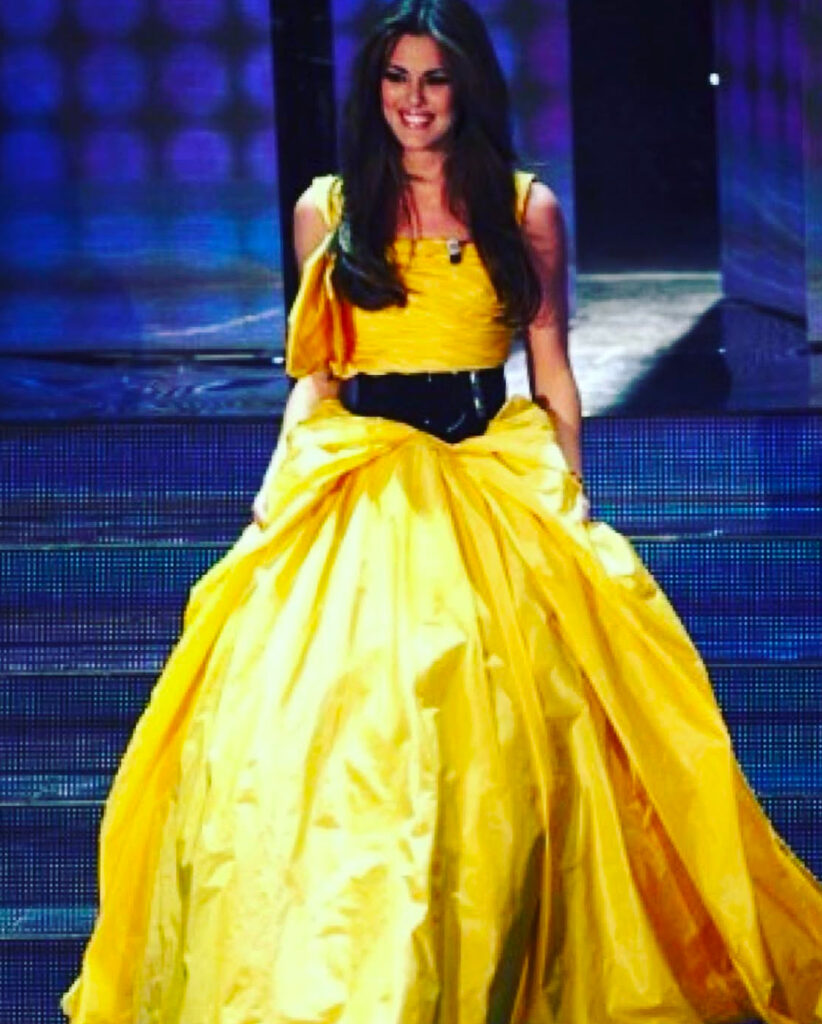 Bianca Guaccero a Sanremo 2008 in un vestito giallo da principessa. outfit di bianca guaccero