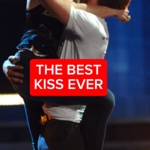 la scritta the best kiss sulla faccia dei due attori che si danno il bacio più bello di sempre