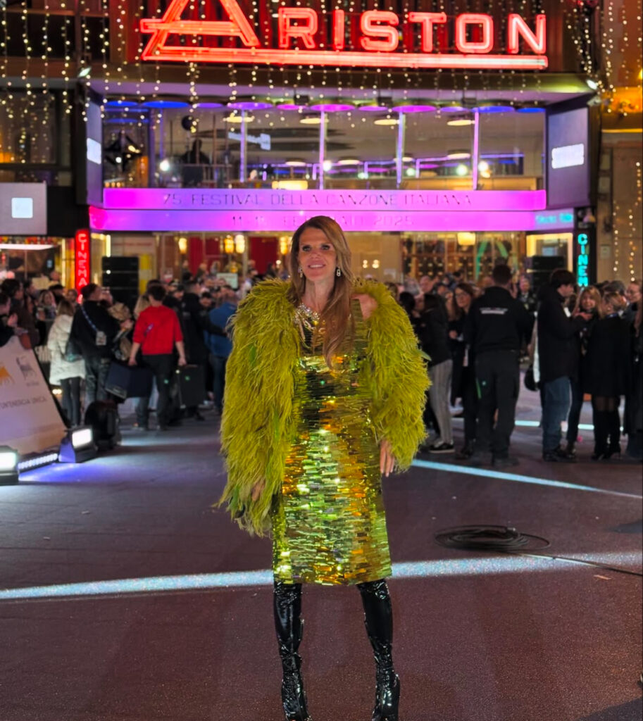 Anna Dello Russo davanti all'ariston con vestito verde di paillettes e super pelliccia verde