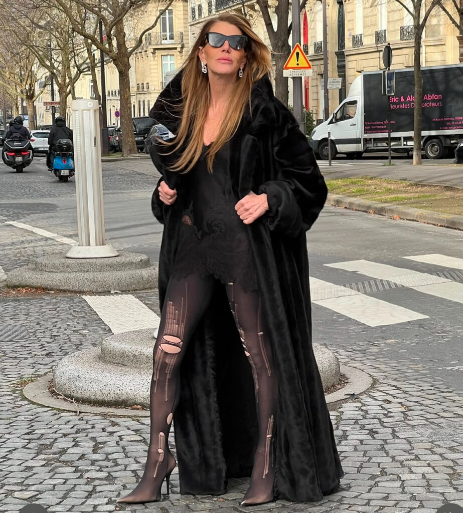 Anna Dello Russo : qui con look nero con calze tutte strappate di Balenciaga