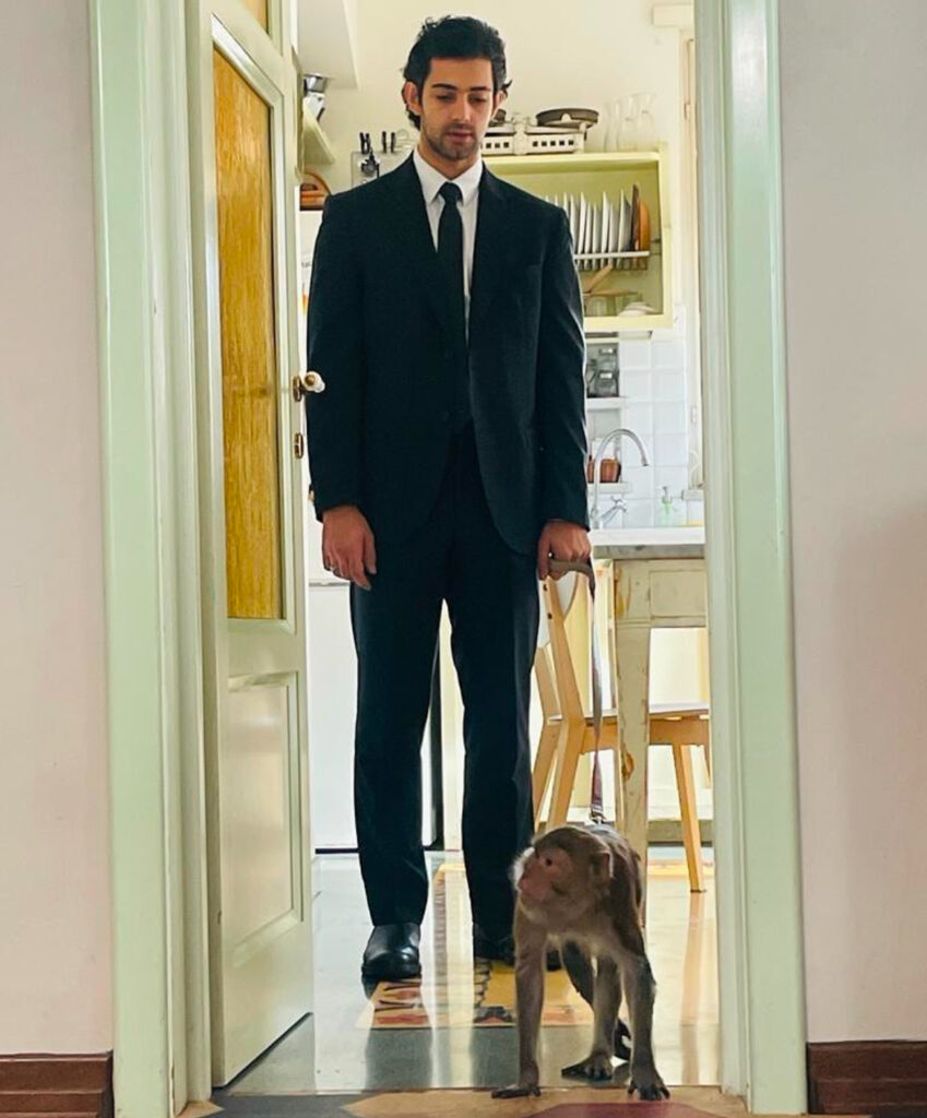 Massimiliano Caiazzo in una scena del film con ... una scimmia