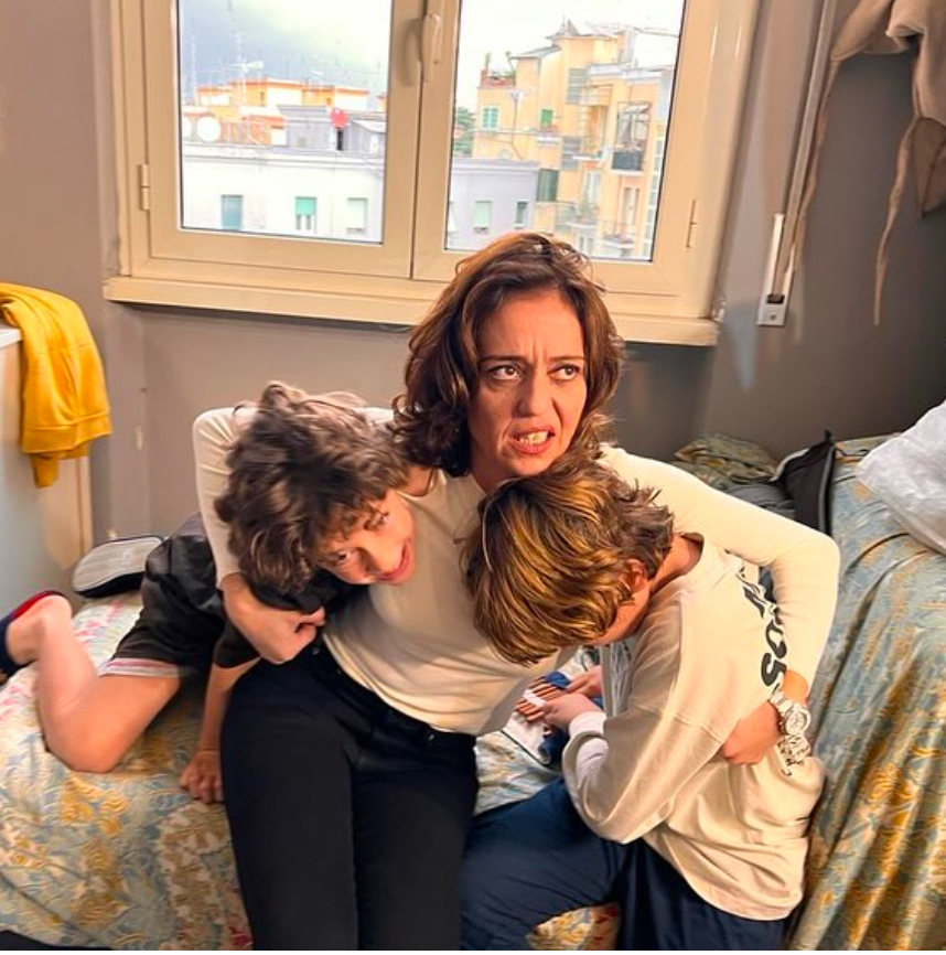 Vanessa Scalera in una scena di storia della mia famiglia con i bambini che interpretano i suoi nipoti