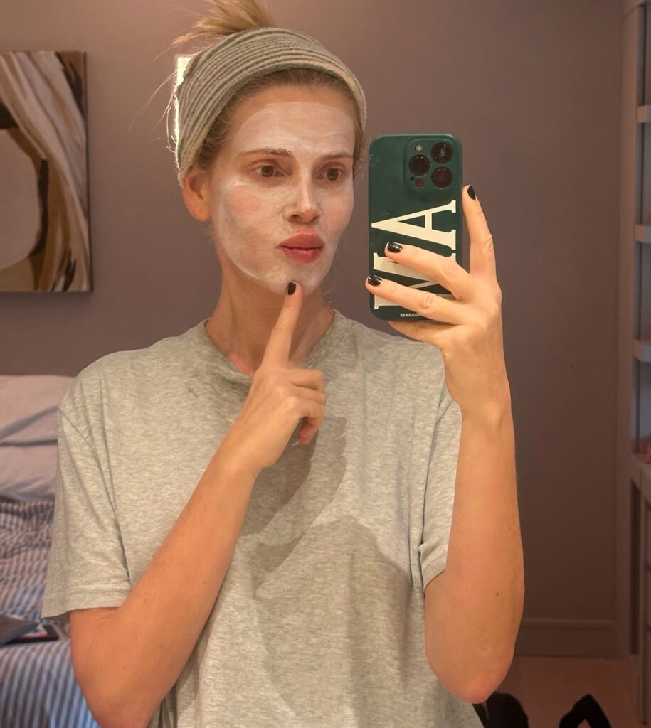 Alessia Marcuzzi superficiale a Sanremo: qui in una foto davanti allo specchio con una maschera sul viso