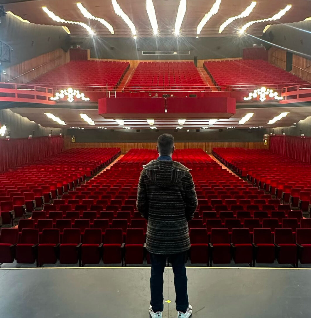 Luca Bizzarri a teatro davanti la platea vuota