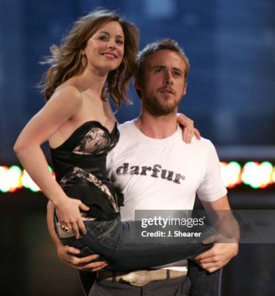 Rachel Mc Adams e Ryan Gosling, lui la tiene in braccio sul palco degli Mtv Awards