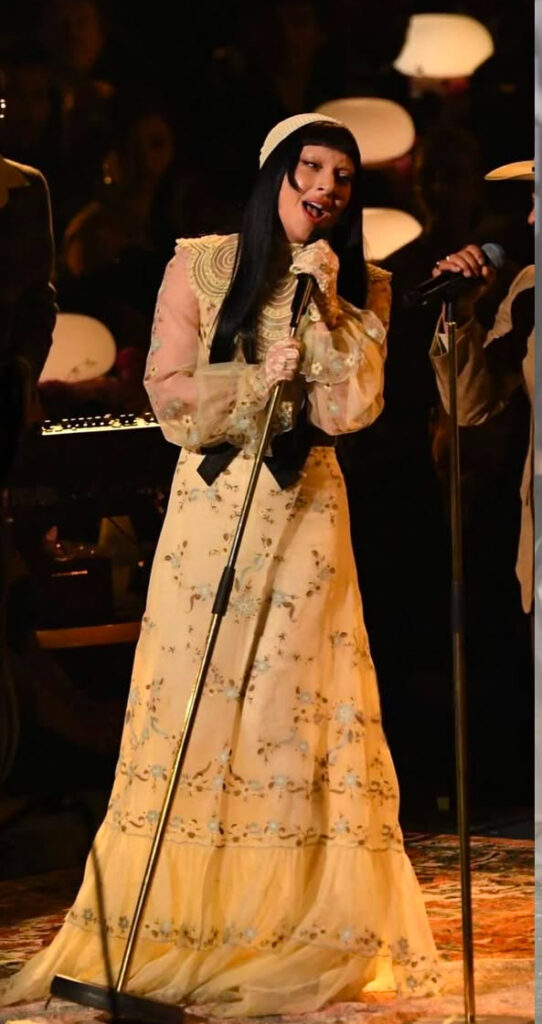 lady gaga in un lungo vestito bianco fiorato con cinta nera 