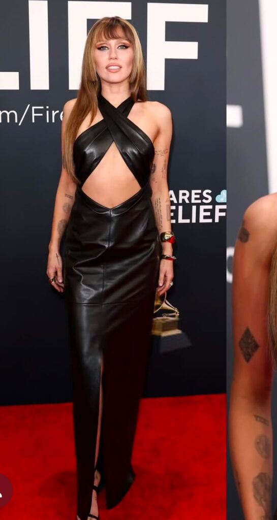 Tra i look dei grammy awards 2025 spicca quello di Miley Cyrus con abito in pelle con pancia scoperta e parte di sopra incrociata 