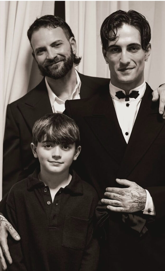 damiano con alessandro Borghi e il bambino che hanno partecipato all'esibizione a sanremo