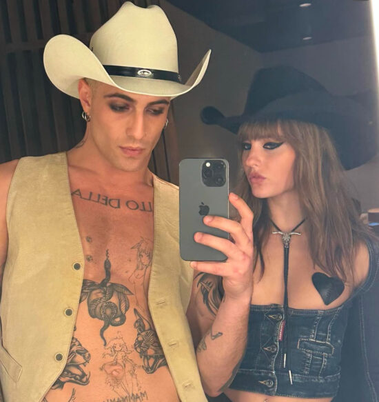 Damiano e victoria insieme con i cappelli da cowboy