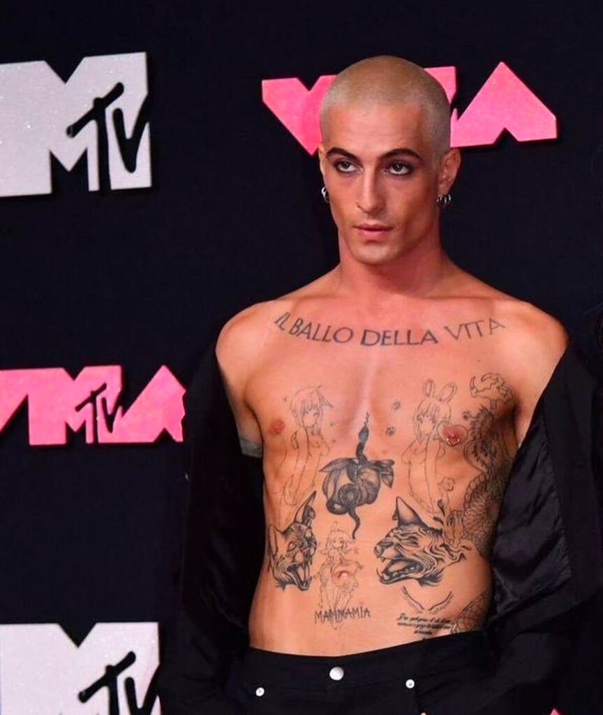 Damiano a petto nudo su un red carpet