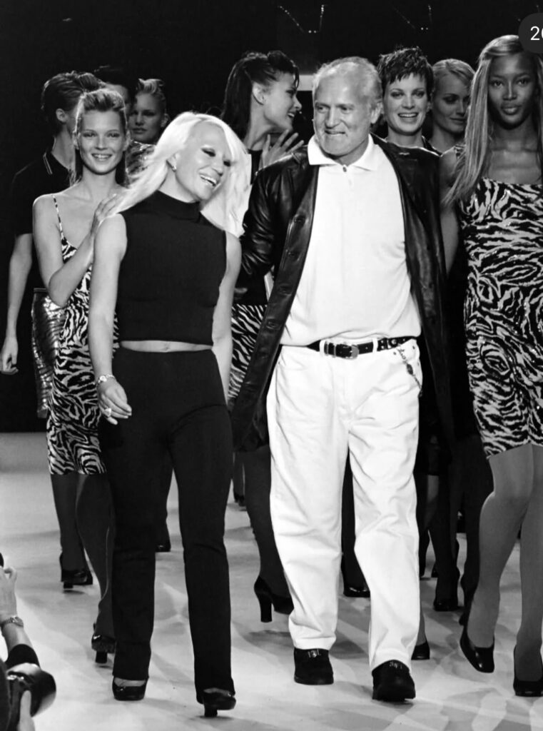 donatella e gianni versace in passerella: cambi di direttori creativi