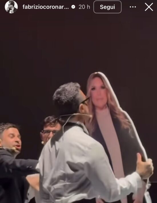 Lucarelli vittima di Corona: il cartonato usato durante lo spettacolo al Teatro Nazionale
