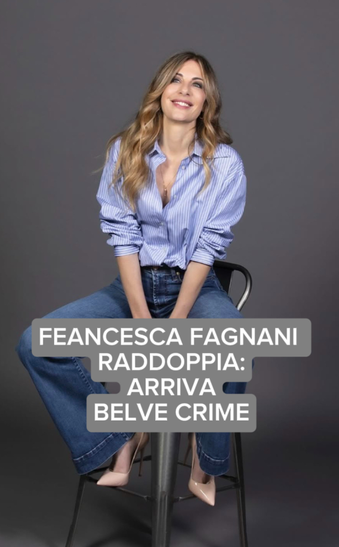 Francesca Fagnani in posa seduta su uno sgabello. Notizie di oggi.