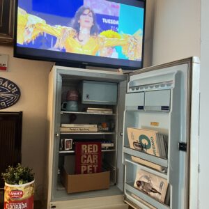 Pamela Prati, showgirl del sabato sera di rai uno, mentre si esibisce con un costume di scena giallo