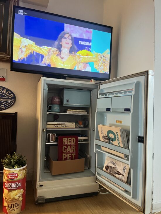 Pamela Prati, showgirl del sabato sera di rai uno, mentre si esibisce con un costume di scena giallo
