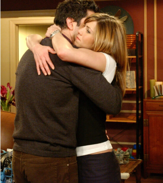 Jennifer Aniston in una scena di Friends con t shirt bianca e gilet nero. Celebrity Gossip