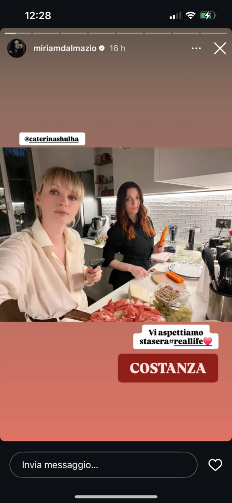 Miriam Dalmazio e Caterina Shulha preparano la cena per guardare insieme la prima puntata di Costanza