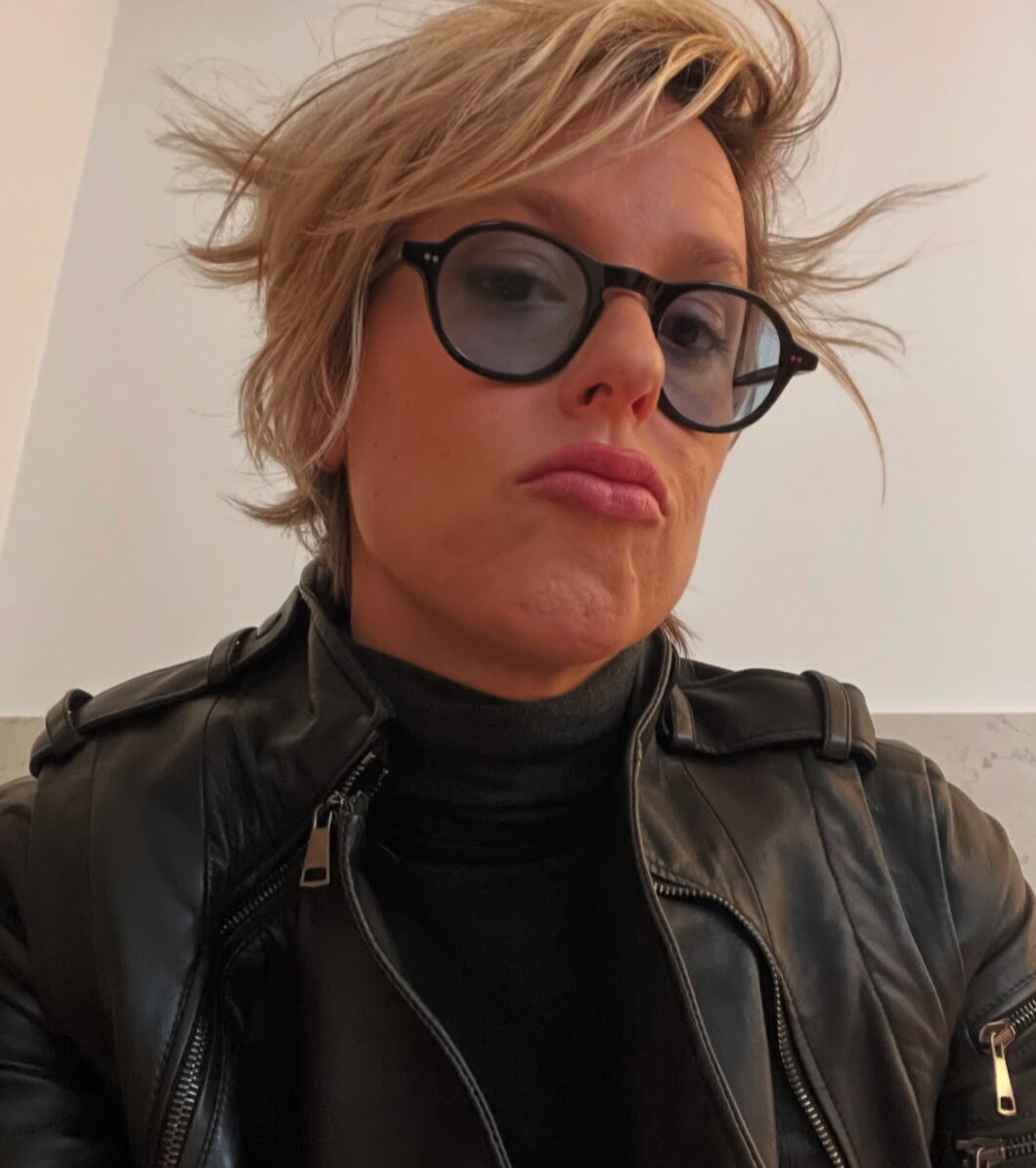 Federica Pellegrini contro Sinner qui in una foto con occhiali da sole e capelli al vento