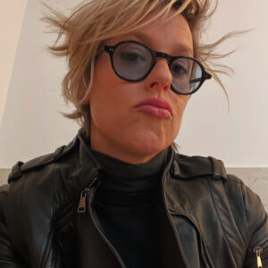 Federica Pellegrini contro Sinner qui in una foto con occhiali da sole e capelli al vento