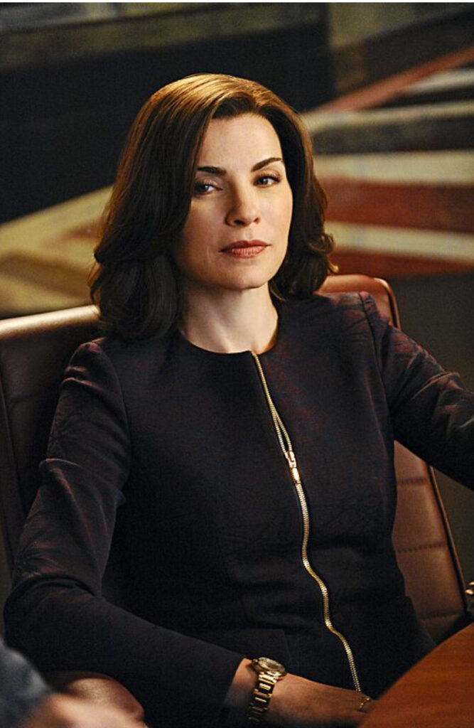 Alicia Florrick sulla sedia da avvocato in tailleur nero