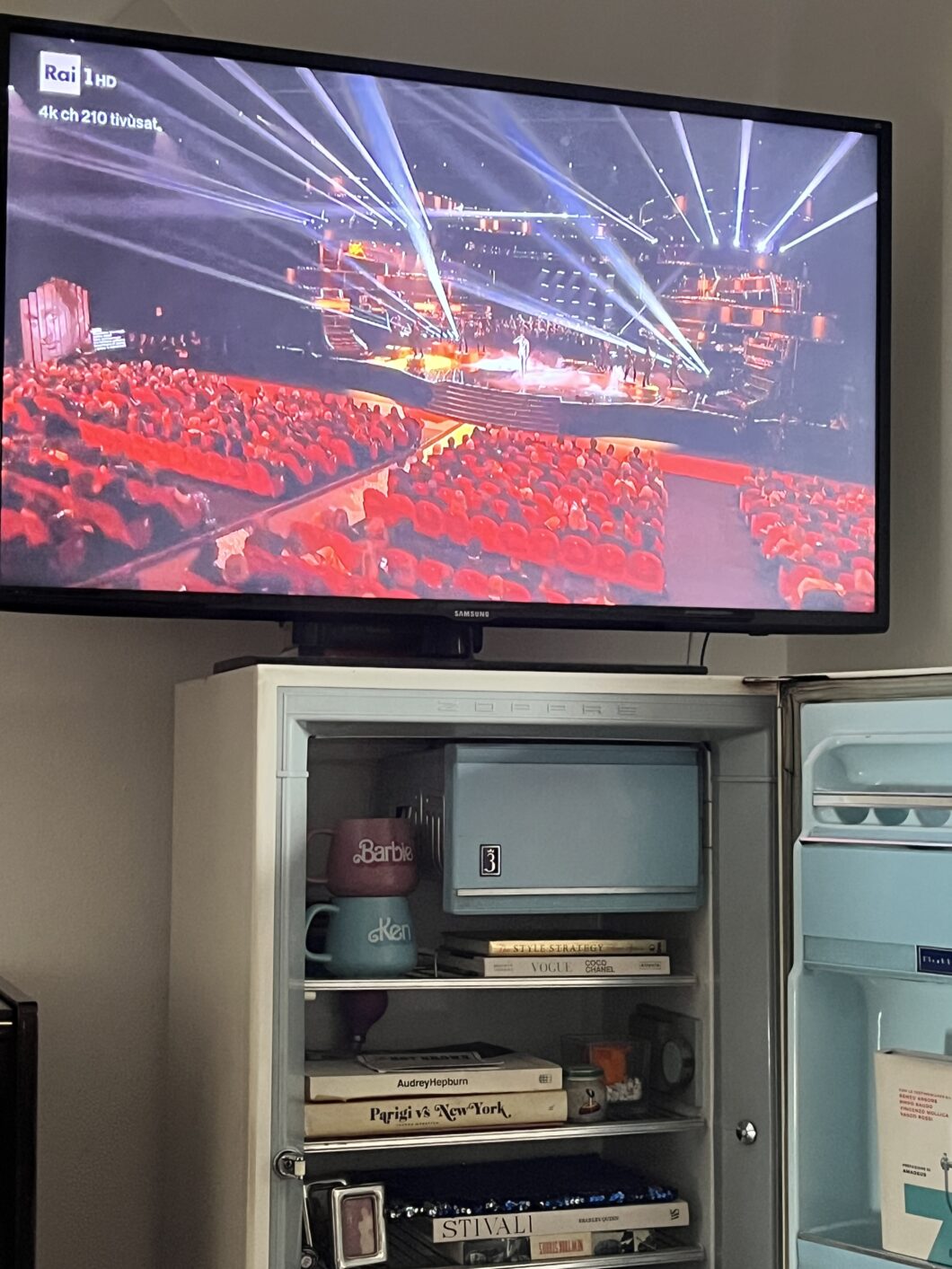 L'apertura della serata dei David con le luci e l'esibizione di Mika