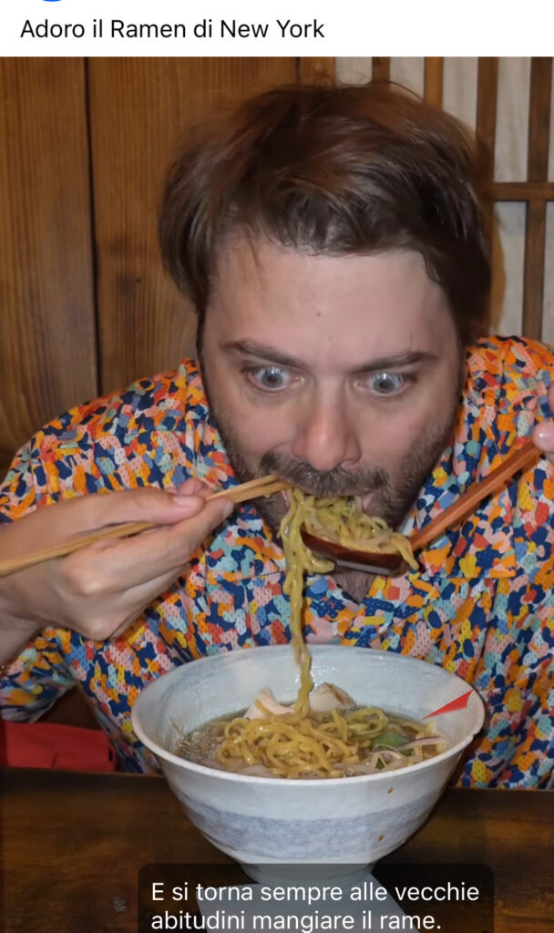 Piero Armenti mangia affamato dei ramen con gli occhi sbarrati